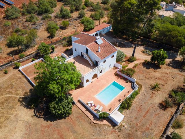 MORADIA T5 COM PISCINA E 5050M2 DE LOTE DE TERRENO SITUADO NO CAMPO NUMA ZONA TRANQUILA DO FORAL