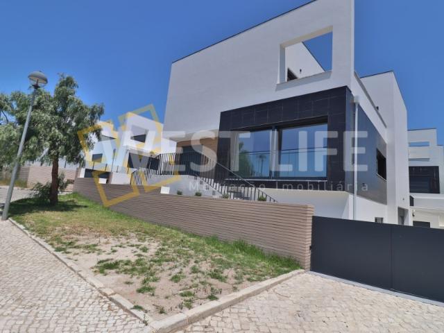 Moradia T5 com piscina e jardim de arquitetura moderna NOVA 5 minutos de Torres Vedras