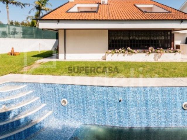 Moradia T5 com Piscina em Valadares