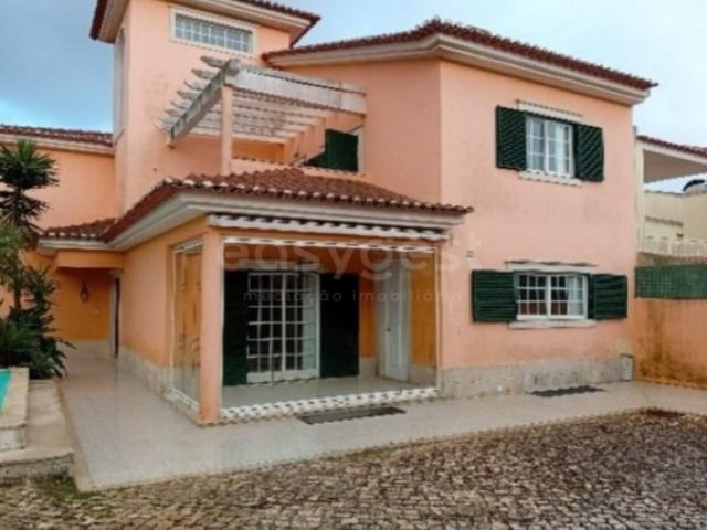 Moradia T5 com Piscina em zona Residencial Sassoeiros