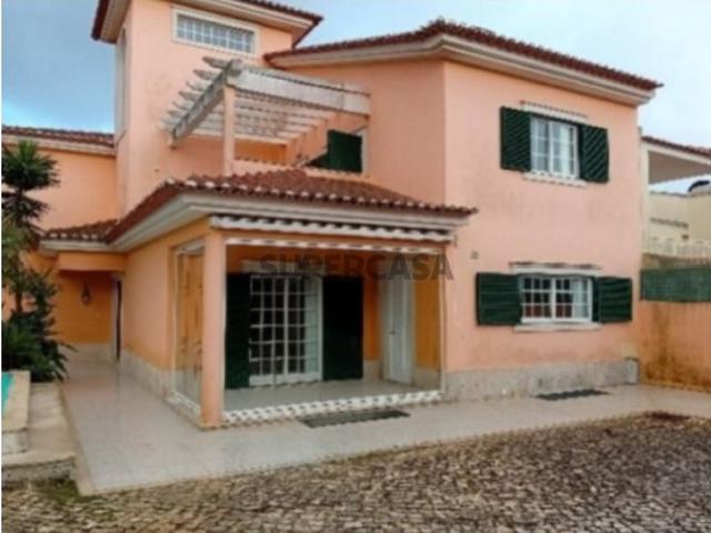 Moradia T5 com Piscina em zona Residencial Sassoeiros