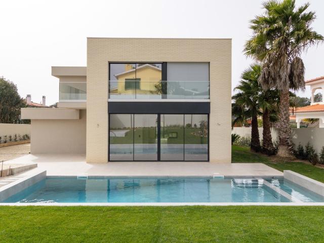 Moradia T5 com piscina, jardim e garagem em Birre Cascais
