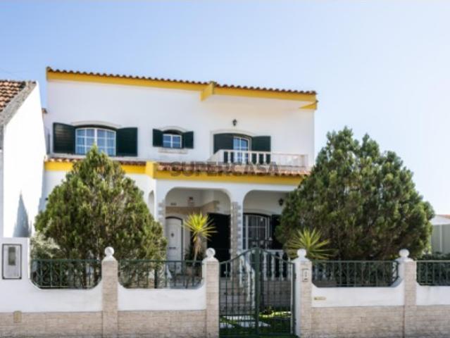 Moradia T5 com Piscina, Painéis Solares e Fantásticas Áreas de Lazer Montijo