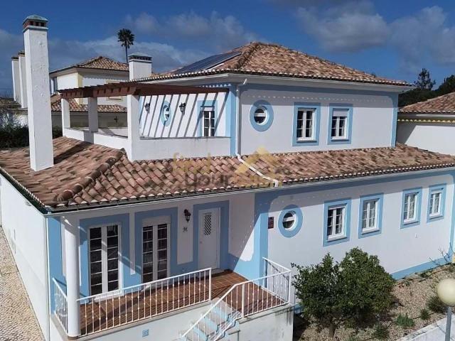 Moradia T5 com piscina privada aquecida em condomínio fechad. 232m² Carvalhal
