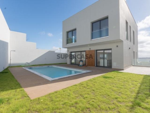 Moradia T5 com piscina privada em Loures