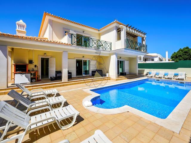 Moradia T5 com Piscina Privada, Jardim e 5 Suites em Montechoro, Albufeira