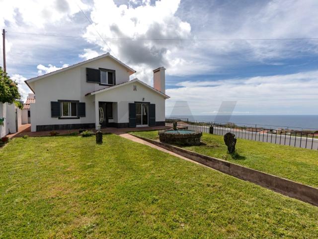 Moradia T5 com Piscina, Vista Mar e inserida num Terreno com 1550m2 em Candelária