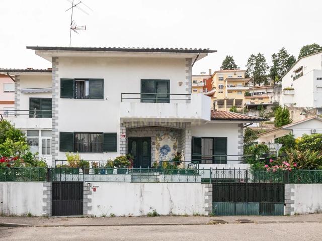 Moradia T5 com sótão + Anexo T1 + Estúdio | Garagem | Santa Apolónia