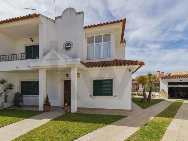 Moradia T5 como Nova com Jardim e Terreno de 402 m² no Feijó