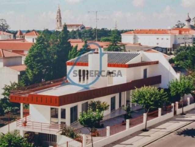 Moradia T5 / Cozinha Equipada / Aquecimento Central / Lote com 1000m2 / Fátima