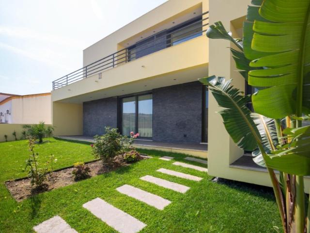 Moradia T5 de arquitetura contemporânea com piscina e vista desafogada | Torres Vedras