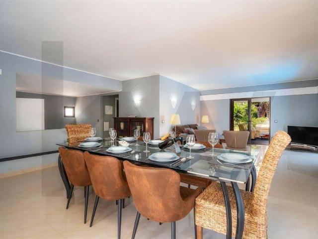 Moradia T5 de Charme a Minutos da Praia – Tranquilidade, Conforto e Elegância no Coração do Algarve, Albufeira, Albufeira e olhos de água
