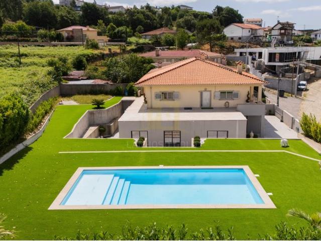 Moradia T5 de excelência com piscina, jardim e espaços amplos