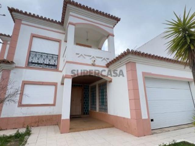 MORADIA T5 DE GAVETO EM AZEITÃO OPORTUNIDADE ÚNICA!