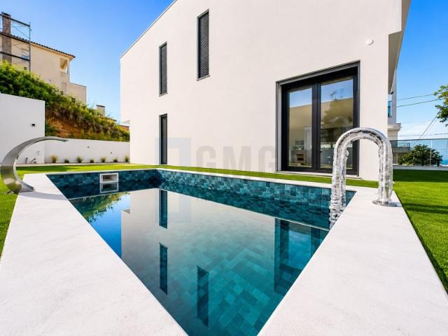 Moradia T5 de Luxo com Piscina e Vista Desafogada | Famões Odivelas