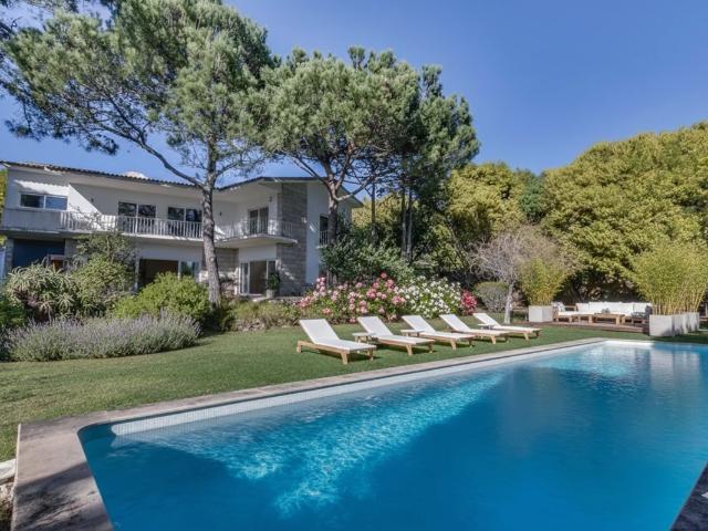 Moradia T5 de Luxo com Piscina e Amplo Jardim no Estoril, junto ao Golfe