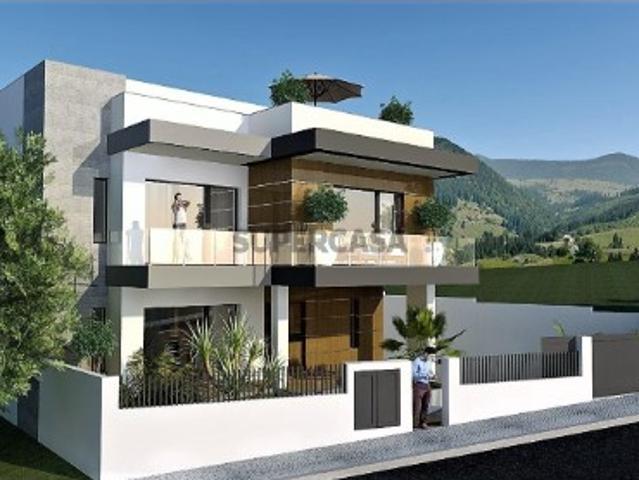 Moradia T5 com piscina no Bairro do Barreiro em Santa Iria da Azóia