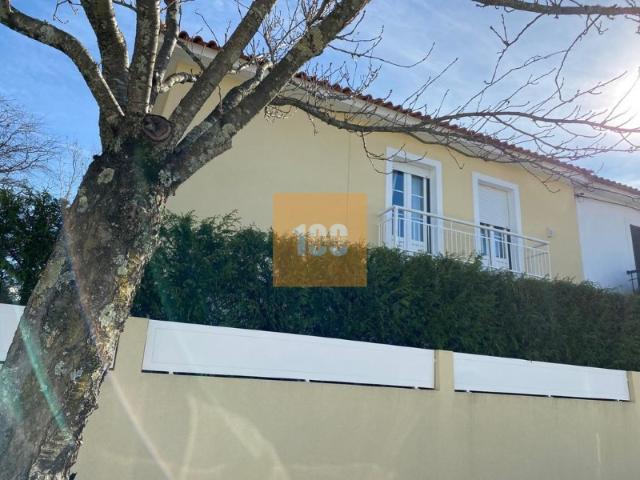 Moradia T5 de 3 frentes com jardim e garagem