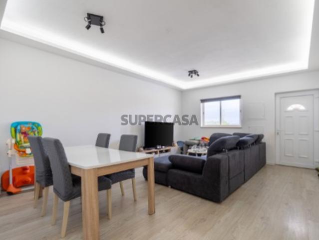 Moradia T5 de 3 Pisos com Garagem, Terraços e Vista Rio Arade Parchal