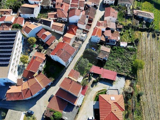 Moradia T5, de 4 pisos, pronta a habitar, no centro da vila de São João da Pesqueira situada no Coração do Douro Vinhateiro
