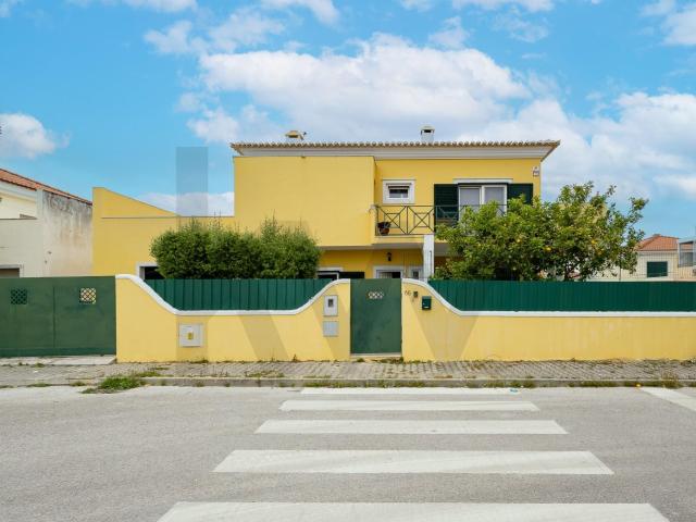Moradia T5 em Azeitão com jardim, terraço e garagem box