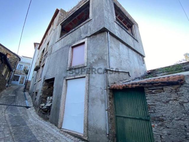 Moradia T5 em aldeia de Chisto Fajão