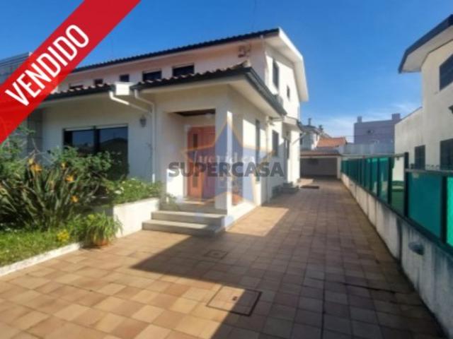 Moradia T5, em Árvore na zona da praia
