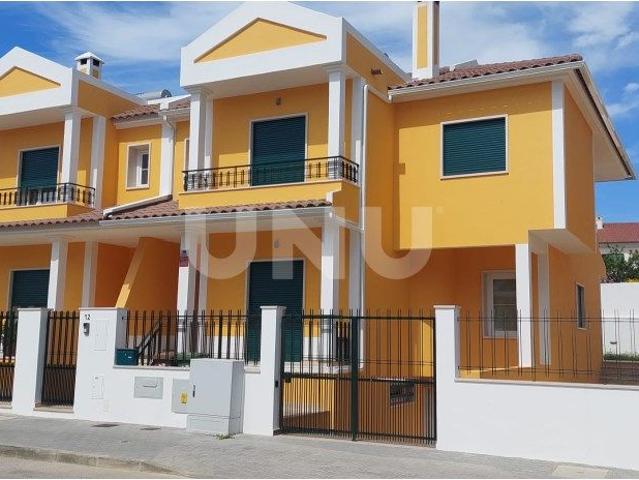 Moradia T5 em Bacelos de Gaio