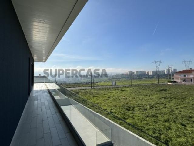Moradia T5 de luxo localizada em Santo António dos Cavaleiros