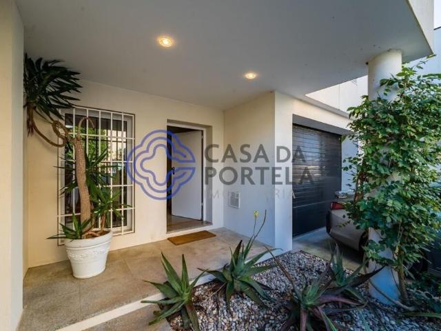 Moradia T5, em banda com lugar de garagem