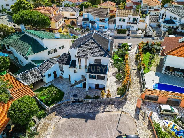 Moradia T5 em Carcavelos — Espaço, Conforto e Localização Privilegiada