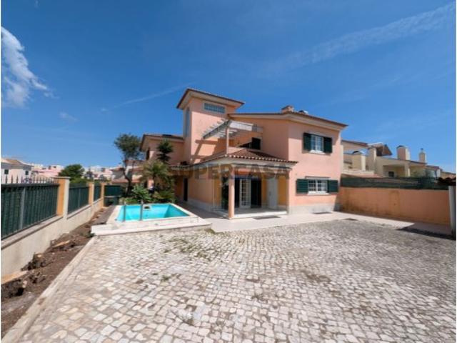 Moradia T5 em Carcavelos e Parede