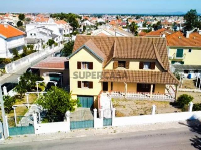 Moradia T5 em Charneca de Caparica e Sobreda