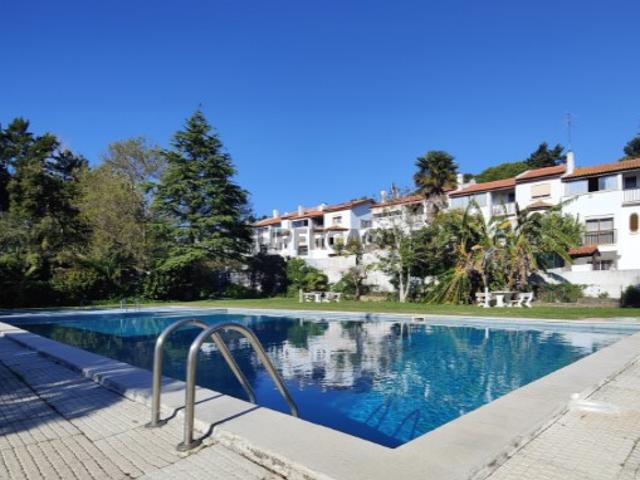 Moradia T5 em condomínio com 2 piscinas e campo de jogos