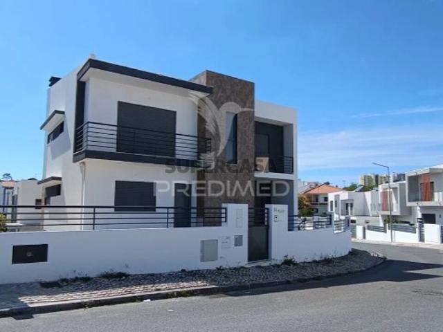 Moradia T5 em Laranjeiro e Feijó