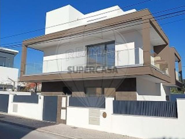 Moradia T5 em Pontinha e Famões
