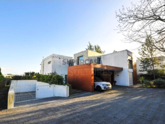Moradia T5 em Queluz e Belas