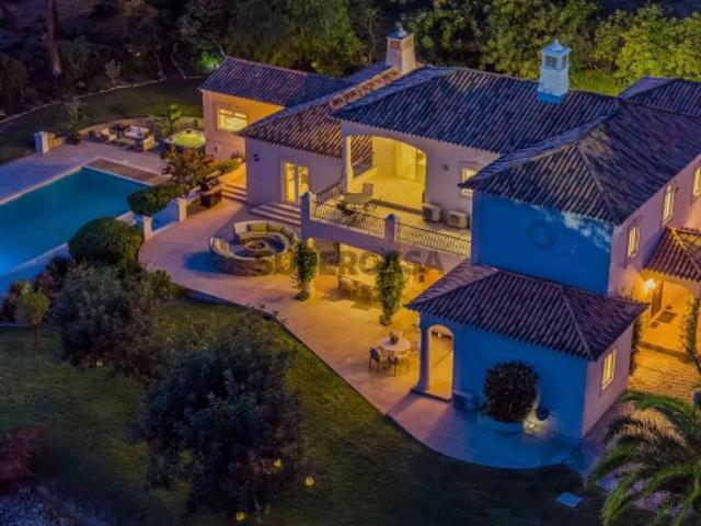 Moradia T5 em Santa Bárbara de Nexe