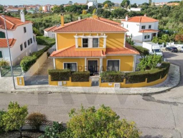 Moradia T5 em Santarém Elegância, Conforto e Funcionalidade