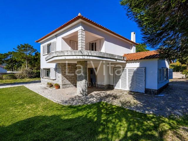 Moradia T5 em terreno com 1.300 m2, em Colares, Sintra. 180m² Colares