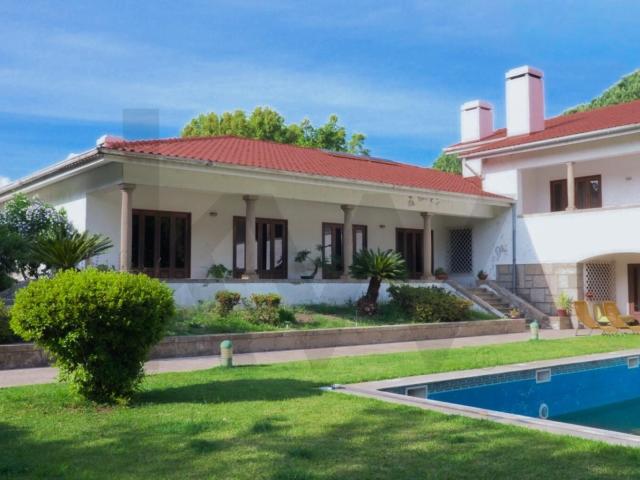 Moradia T5 em Vila das Aves com piscina exterior