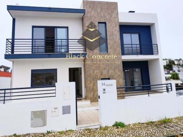 Moradia T5 espaçosa com jardim no Feijó