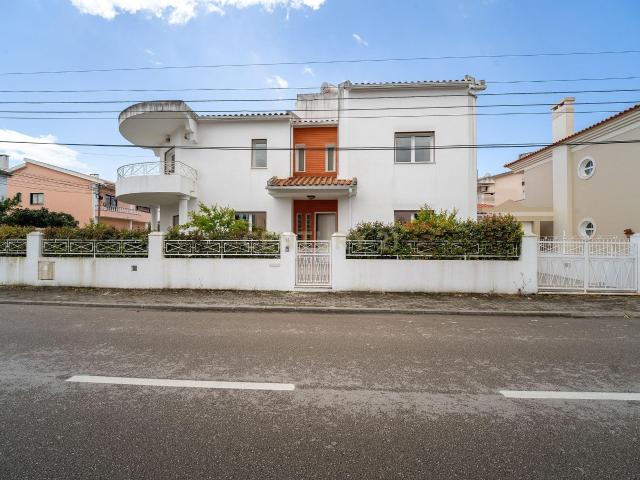 Moradia T5 Foros de Amora, Quinta da Charnequinha