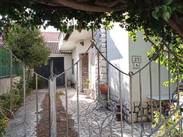 Moradia T5 geminada localizada em Pinhal de Frades
