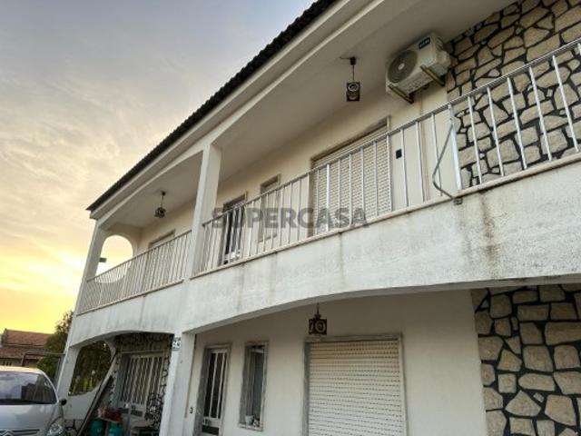 Moradia T5, implantada em terreno urbano, com excelentes potencialidades!