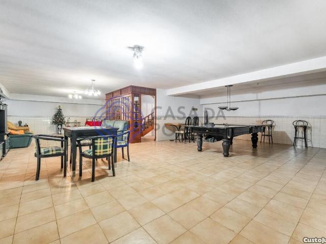 Moradia T5 independente com piscina a poucos minut