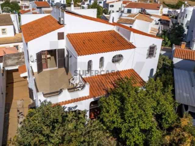 Moradia T5 isolada, com elevado potencial de investimento em Gambelas | Terreno de 450 m²