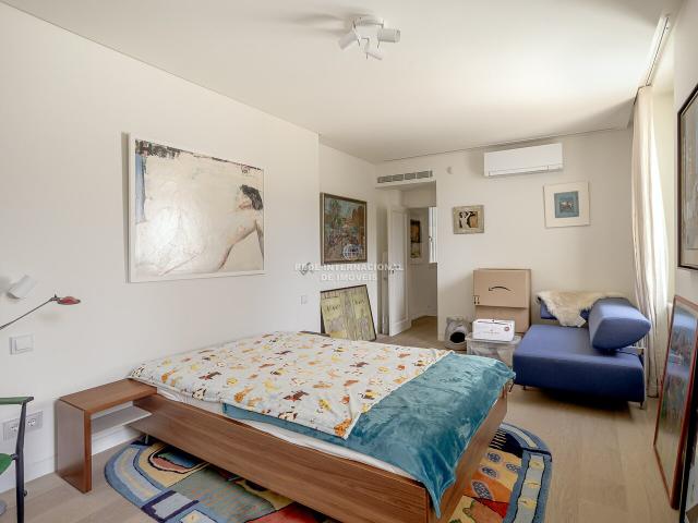 Moradia T5 isolada, com jardim e piscina, no Monte Estoril