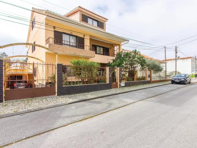 Moradia T5 isolada com jardim e terraço em Quinta do Conde