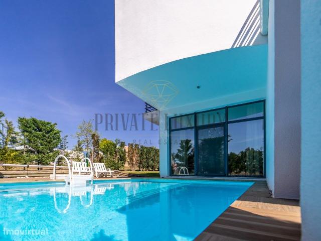 Moradia T5 isolada com piscina e jardim em Palmela